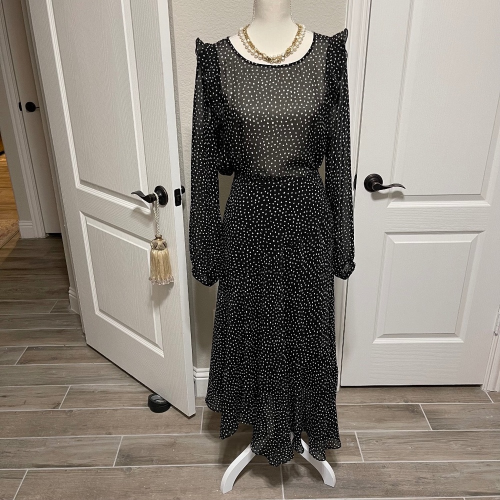 NWOT- Cabi- SET Sinatra Blouse (Medium #3956) and Sinatra Skirt (Size 8 #4024)